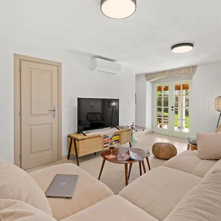 Villa Heureka-Luxury Istrian Villa- Heated Pool, Sauna & Nature Views