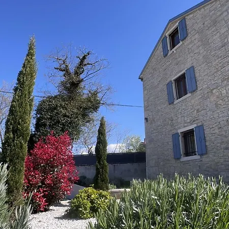Villa Heureka-Luxury Istrian Villa- Heated Pool, Sauna & Nature Views *
