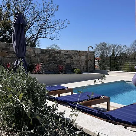 Villa Heureka-Luxury Istrian Villa- Heated Pool, Sauna & Nature Views *